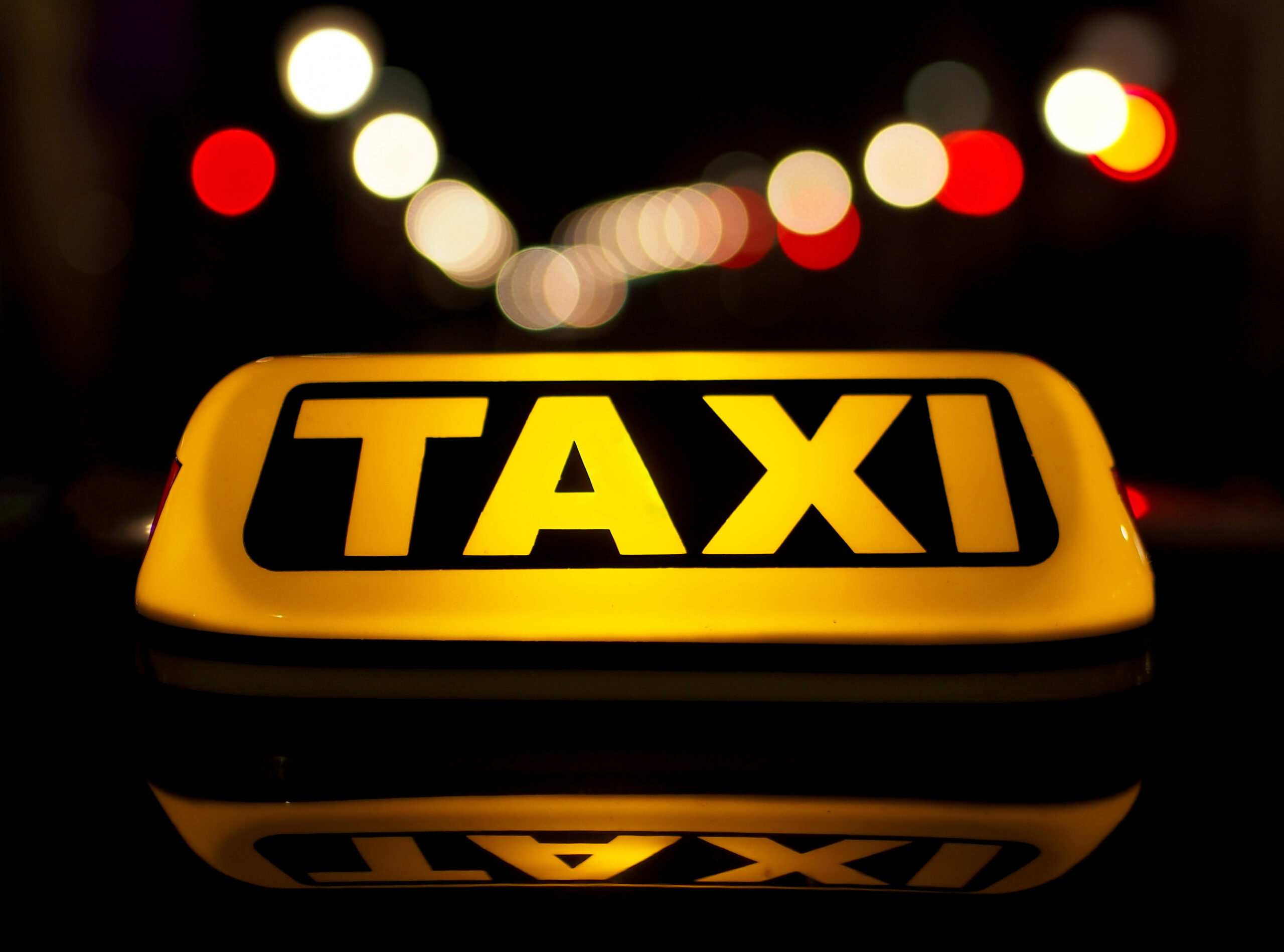 Taxichauffeur in zijn auto - VOG nodig voor taxivergunning