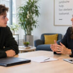 Jongere bespreekt met juridisch adviseur een VOG-aanvraag voor een nieuwe baan of stage